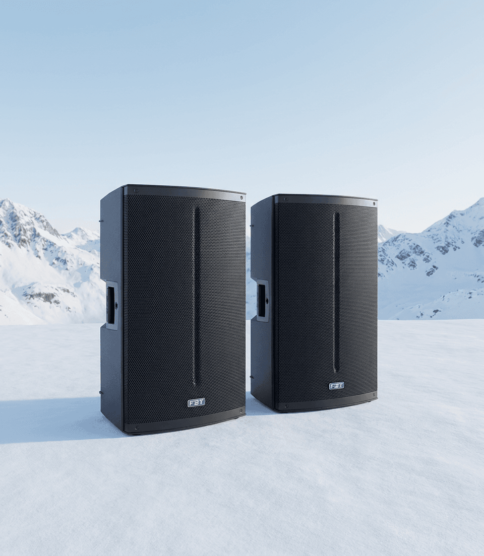 Pack Ambiance SoundRush avec deux enceintes FBT sur fond de montagne enneigée