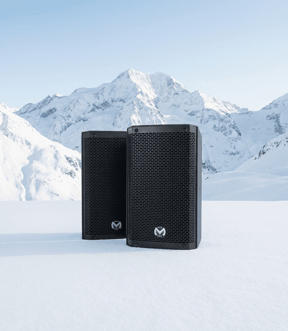 Pack Confort SoundRush avec deux enceintes professionnelles sur fond de montagne enneigée